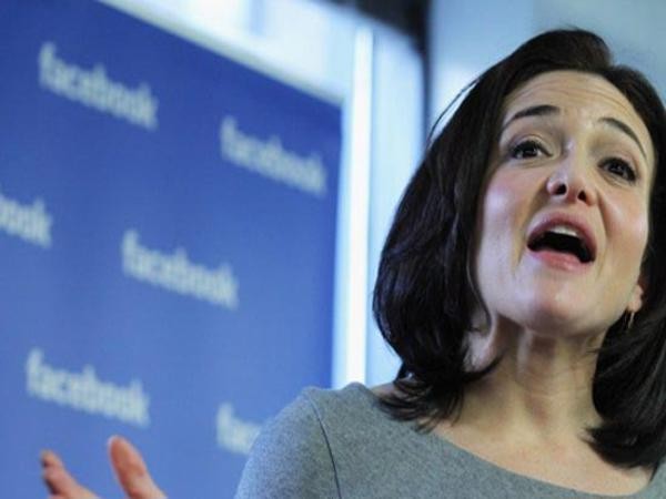 Sheryl Sandberg Sheryl Sandberg từng làm Phó chủ tịch cấp cao phụ trách tổ chức và bán hàng trực tuyến toàn cầu cho gã khổng lồ tìm kiếm Google. Hiện cô đang đảm nhiệm cương vị Giám đốc hoạt động của Facebook, mạng xã hội lớn nhất thành viên. Trang Ted.com từng mô tả vị trí này của Sandberg là "xây dựng nên mạng xã hội lớn nhất hành tinh trong khi vẫn duy trì sự vui sướng của người dùng". Sandberg gia nhập Facebook từ năm 2008.